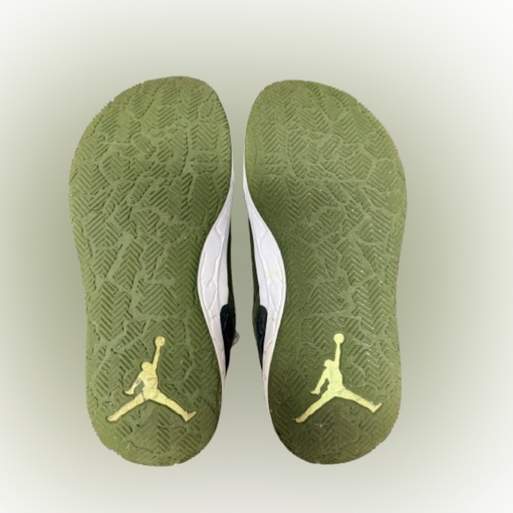 Jordan Day 1 EO Green Size Size 4Y
Nice Condition! Minor Flaw-see picture - Picture 8 of 10